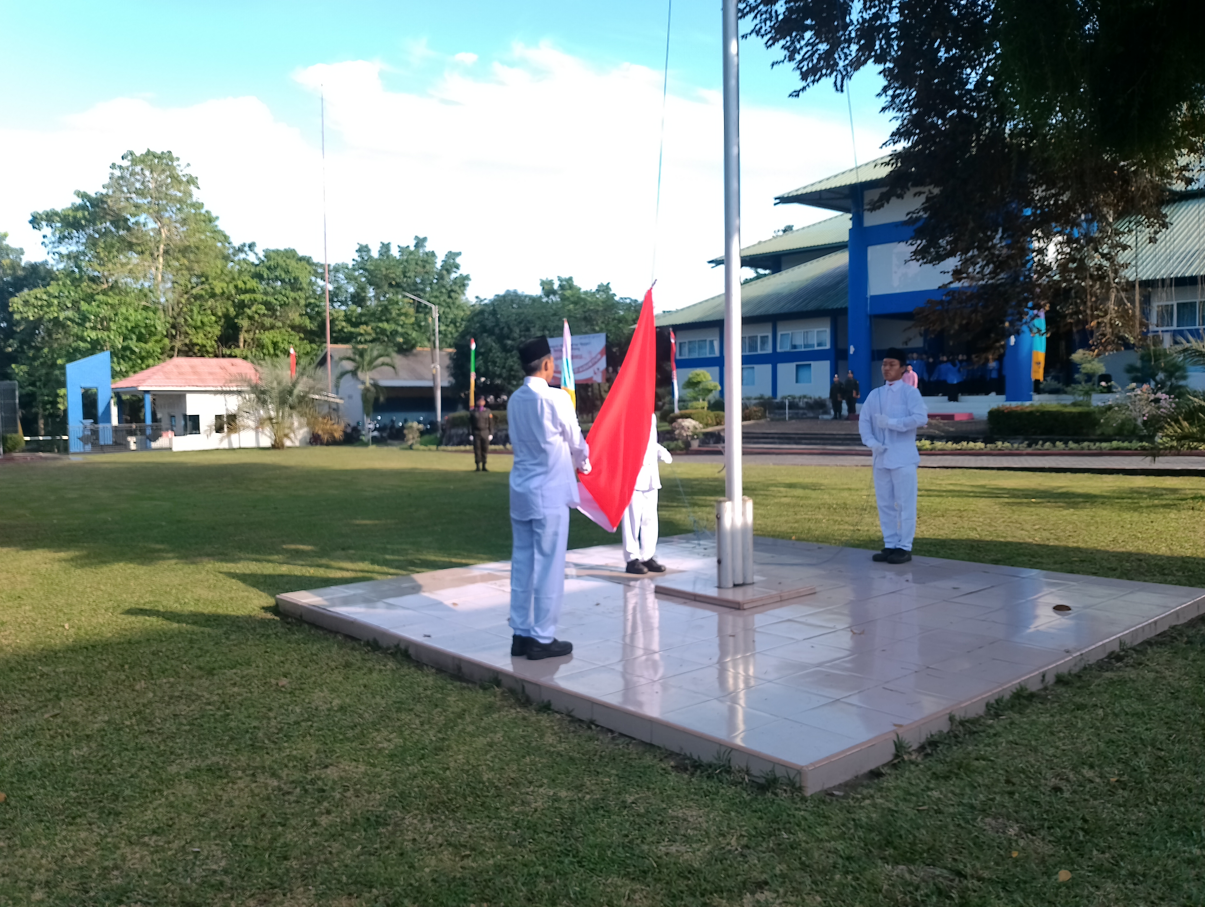 Peringati Kemerdekaan RI Ke-77 Dengan Upacara Bendera dan Semarak Lomba Tarik Tambang