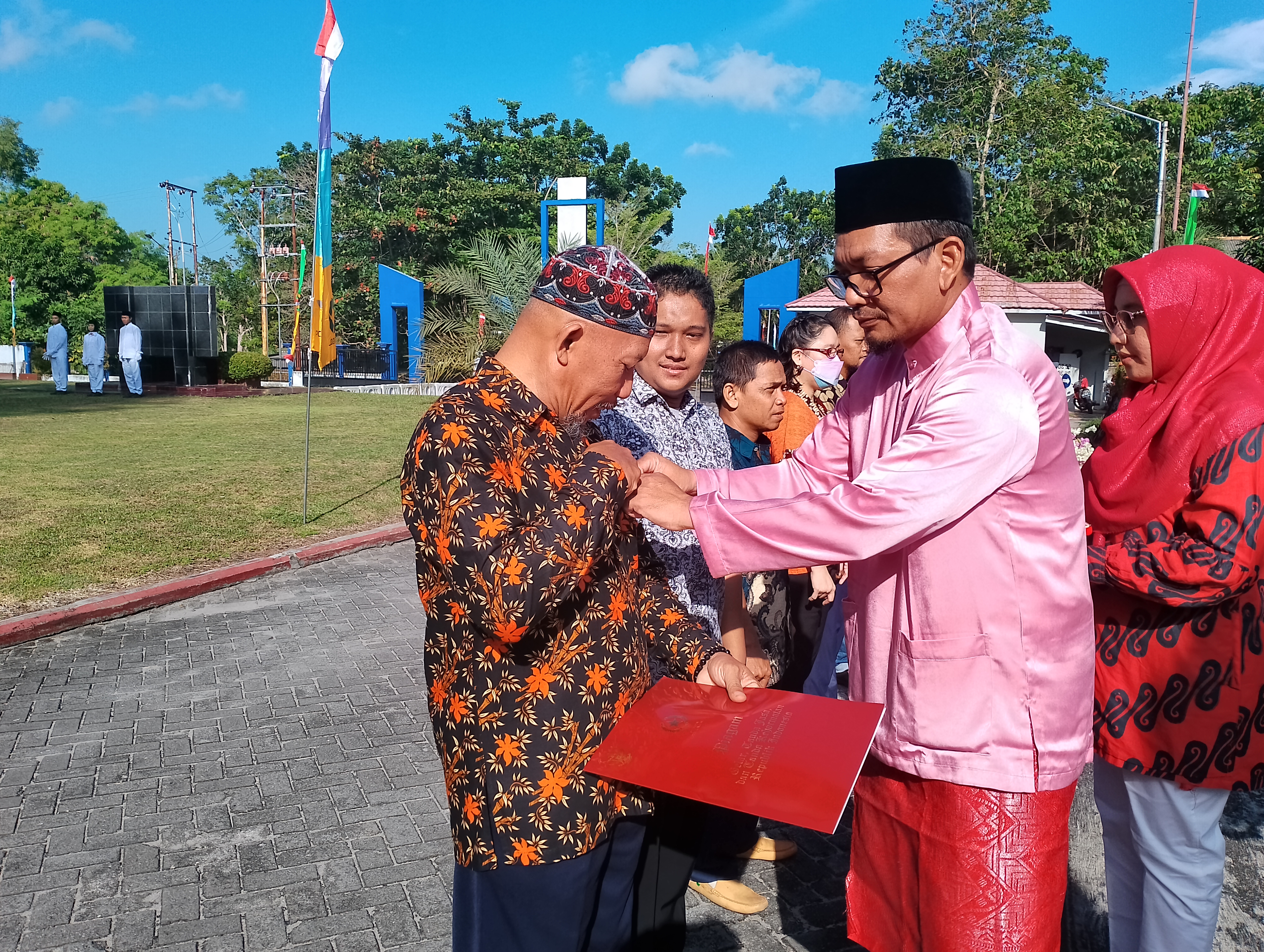 Direktur Serahkan Anugerah Satyalancana Karya Satya Dan Top of The Year 2022, Hadiah HUT RI Ke-77 Bagi Pegawai Polmanbabel