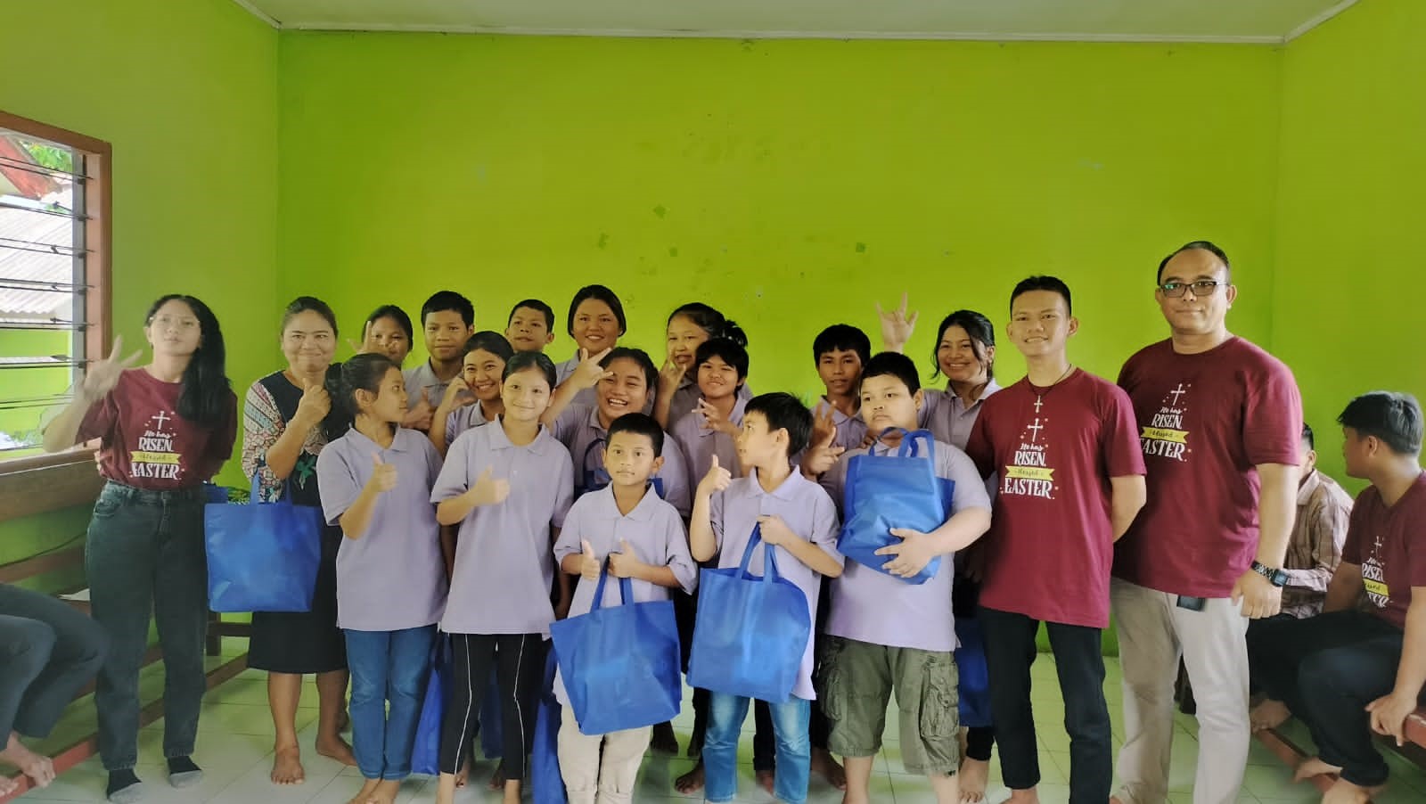 UKKRIS Maranatha Polmanbabel Holds Social Service to the Yakabi Orphanage