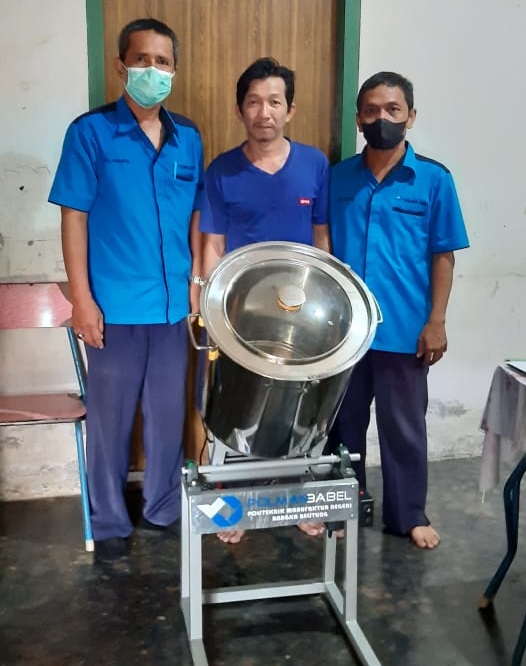 PKM POLMAN NEGERI BABEL SERAHKAN MESIN PENGADUK BUMBU KEPADA UMKM