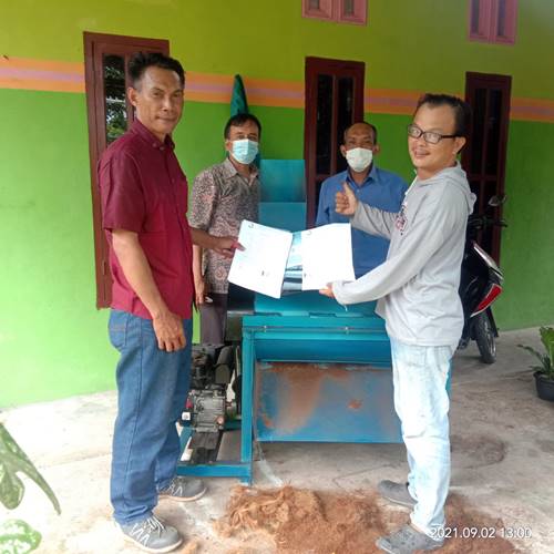 DOSEN POLMAN BABEL SERAH TERIMA MESIN PENGOLAH SABUT KELAPA, DENGAN KEBERHASILAN LUAR BIASA