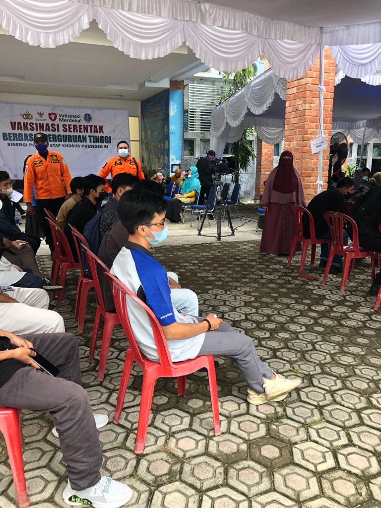 MAHASISWA POLMAN BABEL, MENGIKUTI VAKSINASI SERENTAK BERBASIS PERGURUAN TINGGI