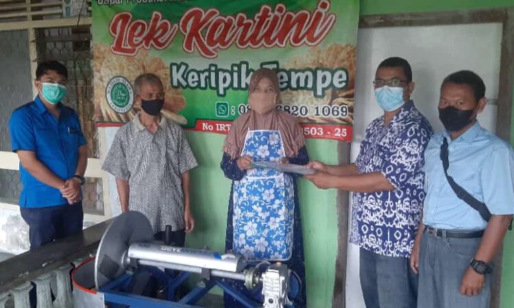 MESIN PENGIRIS TEMPE SEMI OTOMATIS BUAH KARYA DOSEN POLMAN BABEL DIBERIKAN KE MASYARAKAT