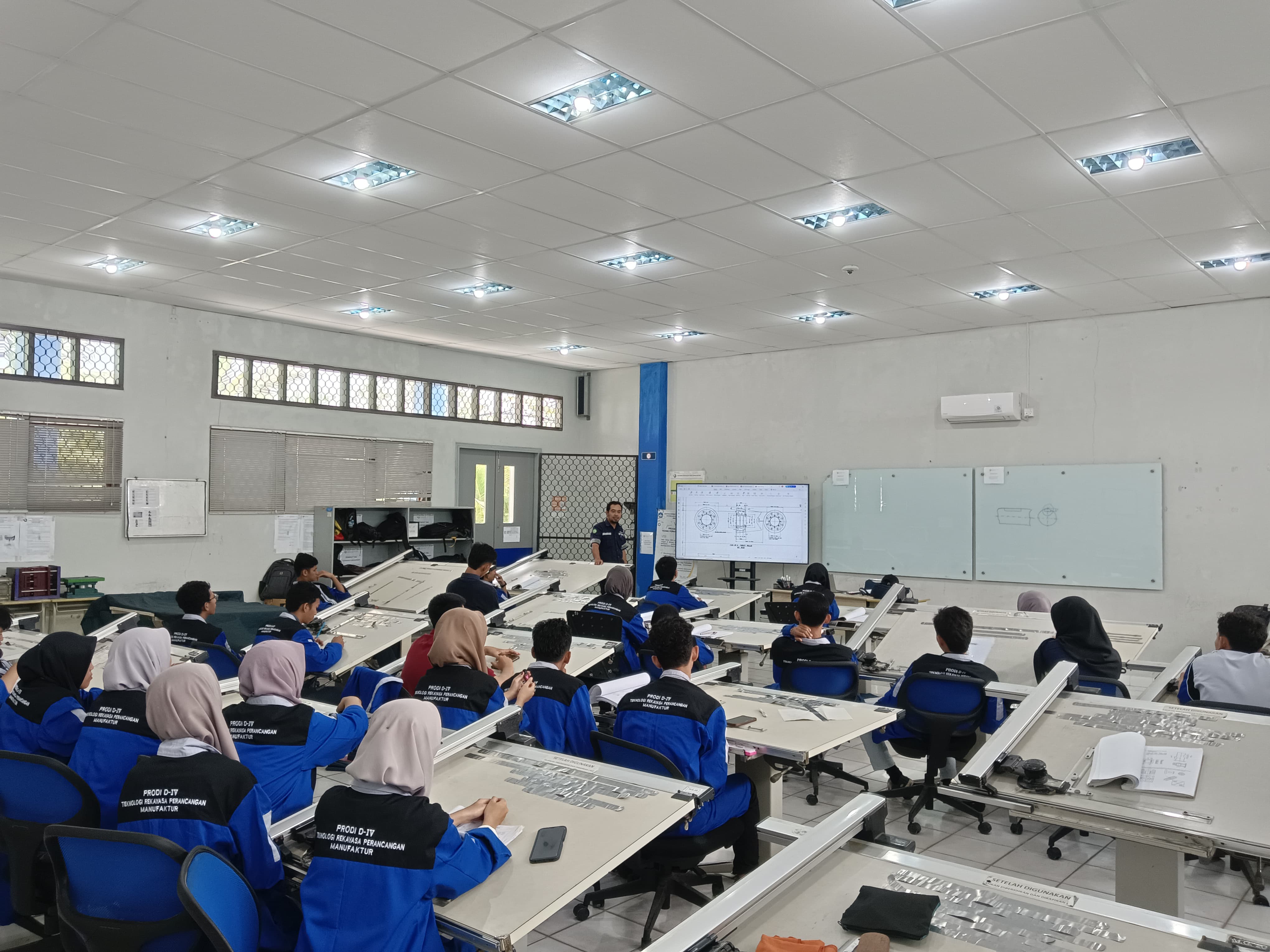 Babel State Polman TRPM Students, Gain Insight into Mechanical Engineering Drawing 1 with PT Timah Practitioner Lecturers