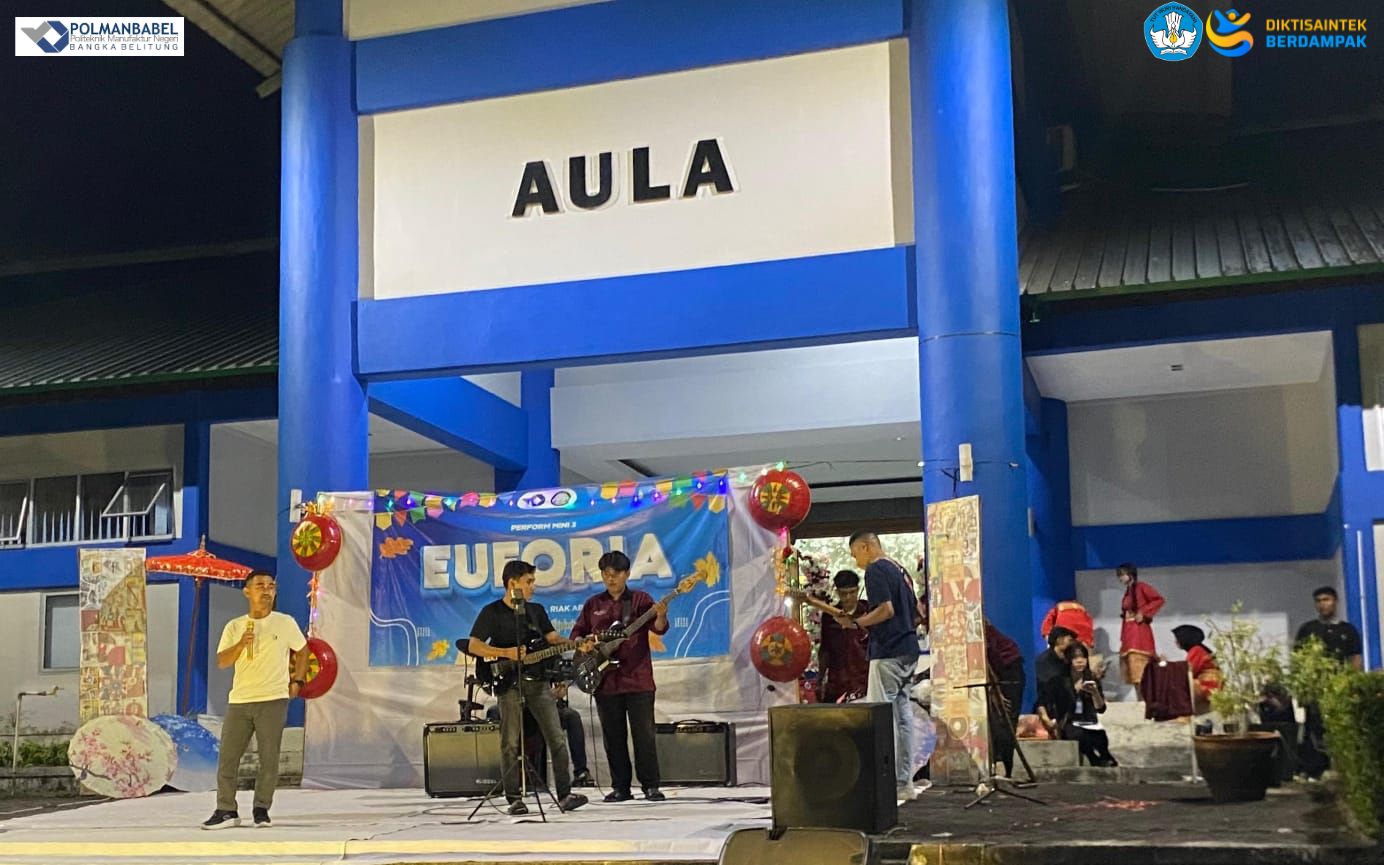 The performances of three arts clubs in Polman Negeri Babel were lively, with students and lecturers taking the stage together.