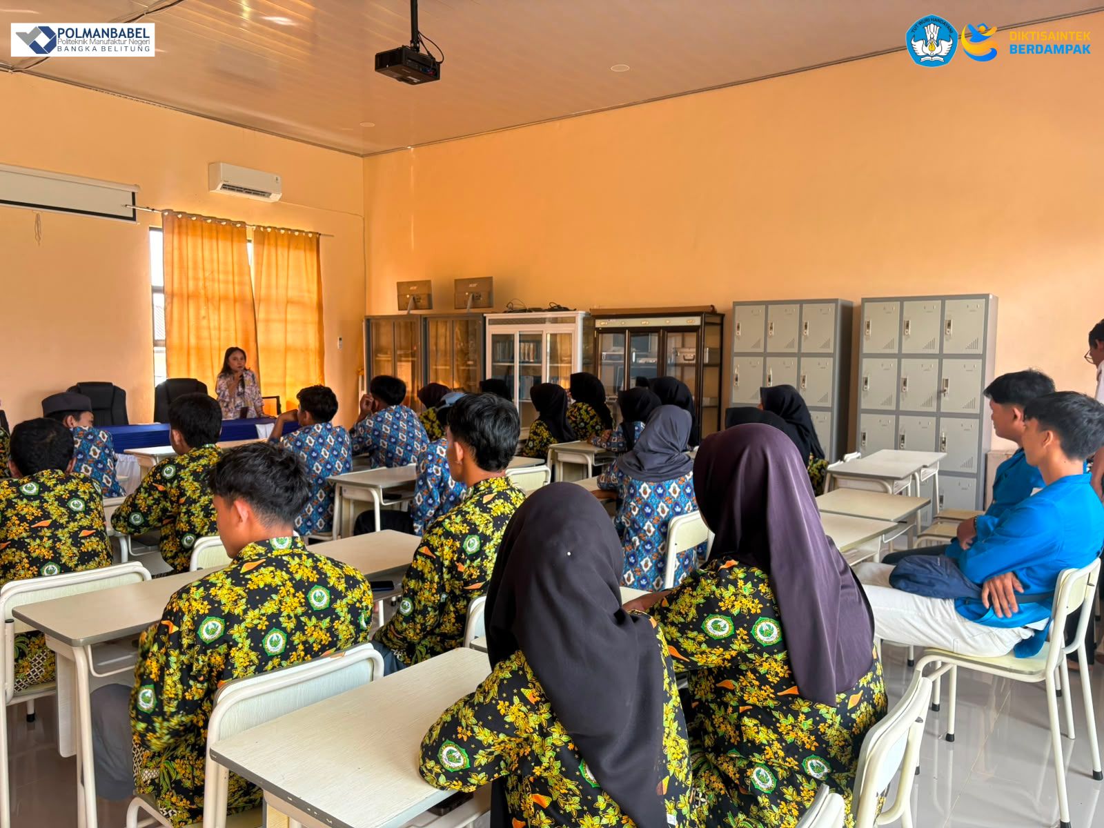 Melalui Pengabdian Masyarakat, Dosen Polman Negeri Babel Ajarkan Siswa SMK Negeri 1 Kelapa Olah Limbah Kulit Nanas