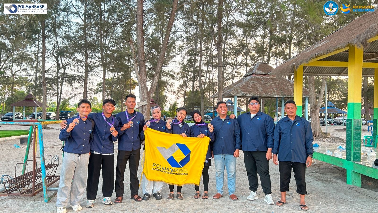 Perjuangan Tak Sia-Sia, Mahasiswa Polman Negeri Babel Raih Juara III Voli Pasir Putra dan Putri di Porseni XV 2026